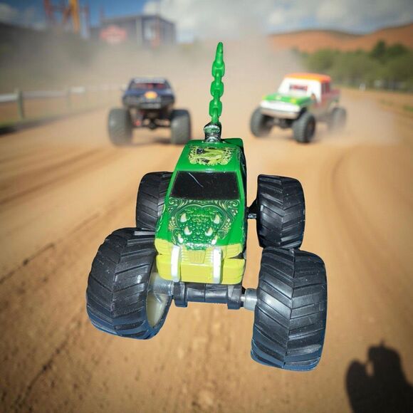 Hot Wheels Battle Beast Push Down Chomping Action Monster Trucks 1:64 Scale A27 - Picture 5 of 16